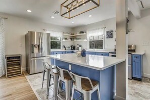 ثلاجة، ميكروويف، فرن، موقد طهي مسطح