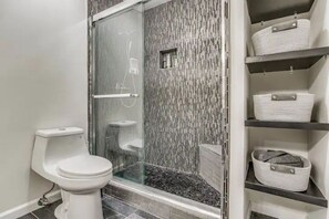 Een douche, een haardroger, handdoeken, zeep