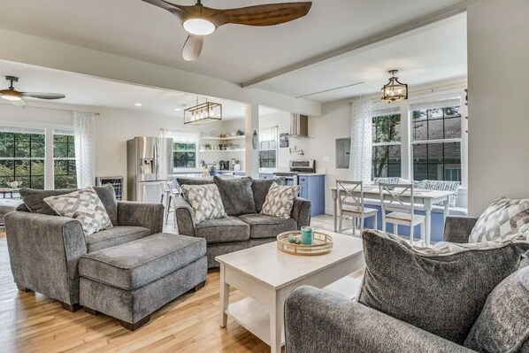 تلفزيون ذكي، كُتُب، ستيريو، مكتب