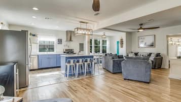 Smart TV, books, stereo, offices