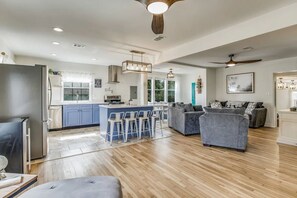 Smart TV, books, stereo, offices - The East Hill Escape, A Bay View Beachy Cottage (Pensacola)