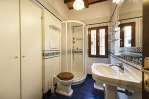 Comfort Apartment | Bathroom