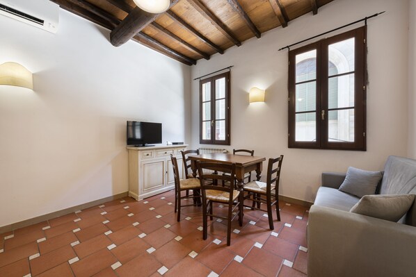 Comfort-Apartment | Wohnbereich | 40-Zoll-Flachbildfernseher mit Digitalempfang, Fernseher