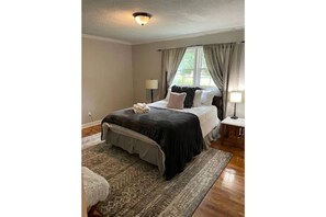 3 bedrooms, in-room safe, desk, iron/ironing board
