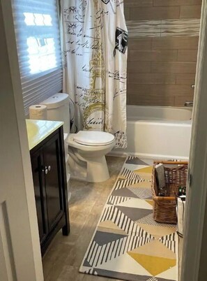 Bathtub, hair dryer, towels, soap - Cheerful 3 bed/office home near all things great (Charlotte)