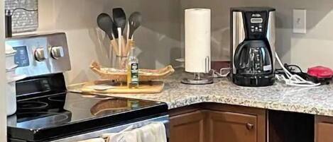 冷蔵庫、電子レンジ、オーブン、コンロ