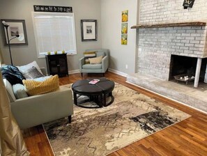 Smart TV, caminetto, libri, impianto stereo