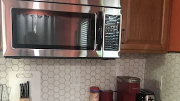 Réfrigérateur, micro-ondes, plaque de cuisson, cafetière/bouilloire