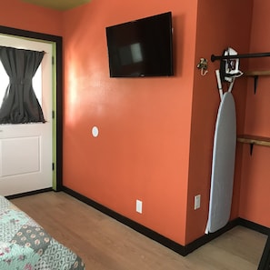 Tabla de planchar con plancha, wifi gratis y ropa de cama