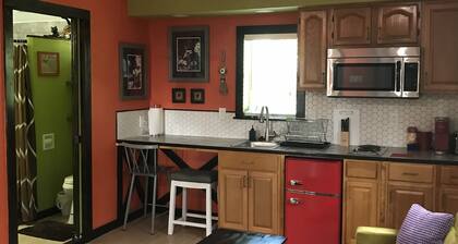 Cozy Efficiency Studio/B near DownTown