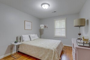 3 bedrooms, desk, iron/ironing board, travel crib