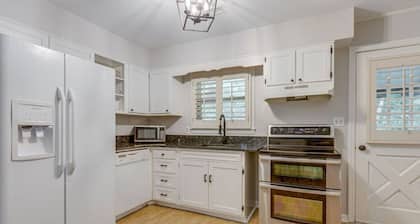 Quiet Duplex Near Downtown, Pets Welcome