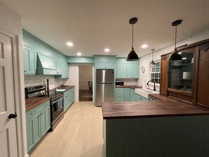 Fridge, microwave, oven, stovetop - Charming Full-size home, minutes away from Colonial Williamsburg (Williamsburg)