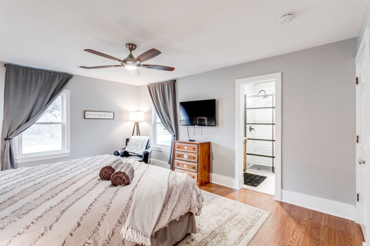 3 bedrooms, desk, iron/ironing board, travel crib