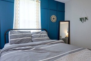 2 bedrooms, desk, iron/ironing board, travel crib - 5Mins to Airport*Pet Friendly*Fire pit*Fenced Yard (Nashville)