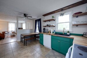 Fridge, microwave, oven, stovetop - 5Mins to Airport*Pet Friendly*Fire pit*Fenced Yard (Nashville)