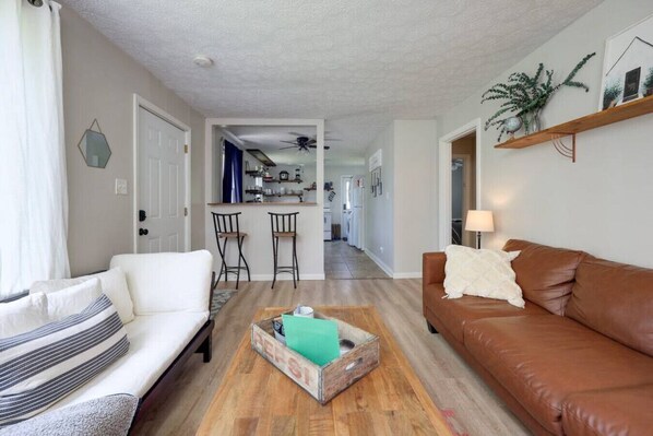 Smart TV - 5Mins to Airport*Pet Friendly*Fire pit*Fenced Yard (Nashville)