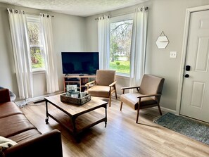 Smart TV - 5Mins to Airport*Pet Friendly*Fire pit*Fenced Yard (Nashville)