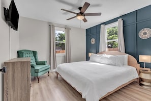 2 habitaciones, escritorio y tabla de planchar con plancha
