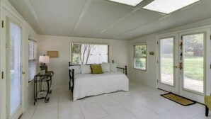 2 Schlafzimmer, Schreibtisch, Bügeleisen/Bügelbrett, Reisekinderbett