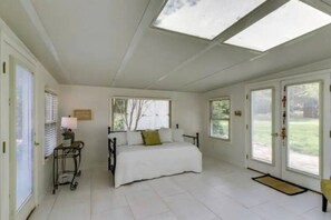 2 Schlafzimmer, Schreibtisch, Bügeleisen/Bügelbrett, Reisekinderbett