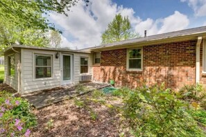 Exterior - Franklin Cottage: Walk to coffee shop Pets allowed (Franklin)