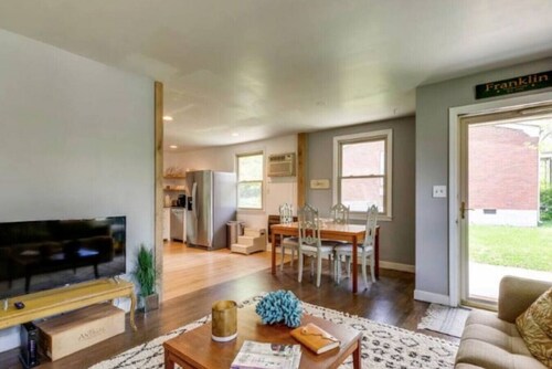 Franklin Cottage: Walk to coffee shop Pets allowed