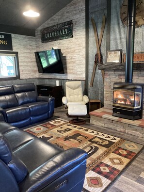 Interior - Grand Traverse County Cabin in the Woods (Kingsley)