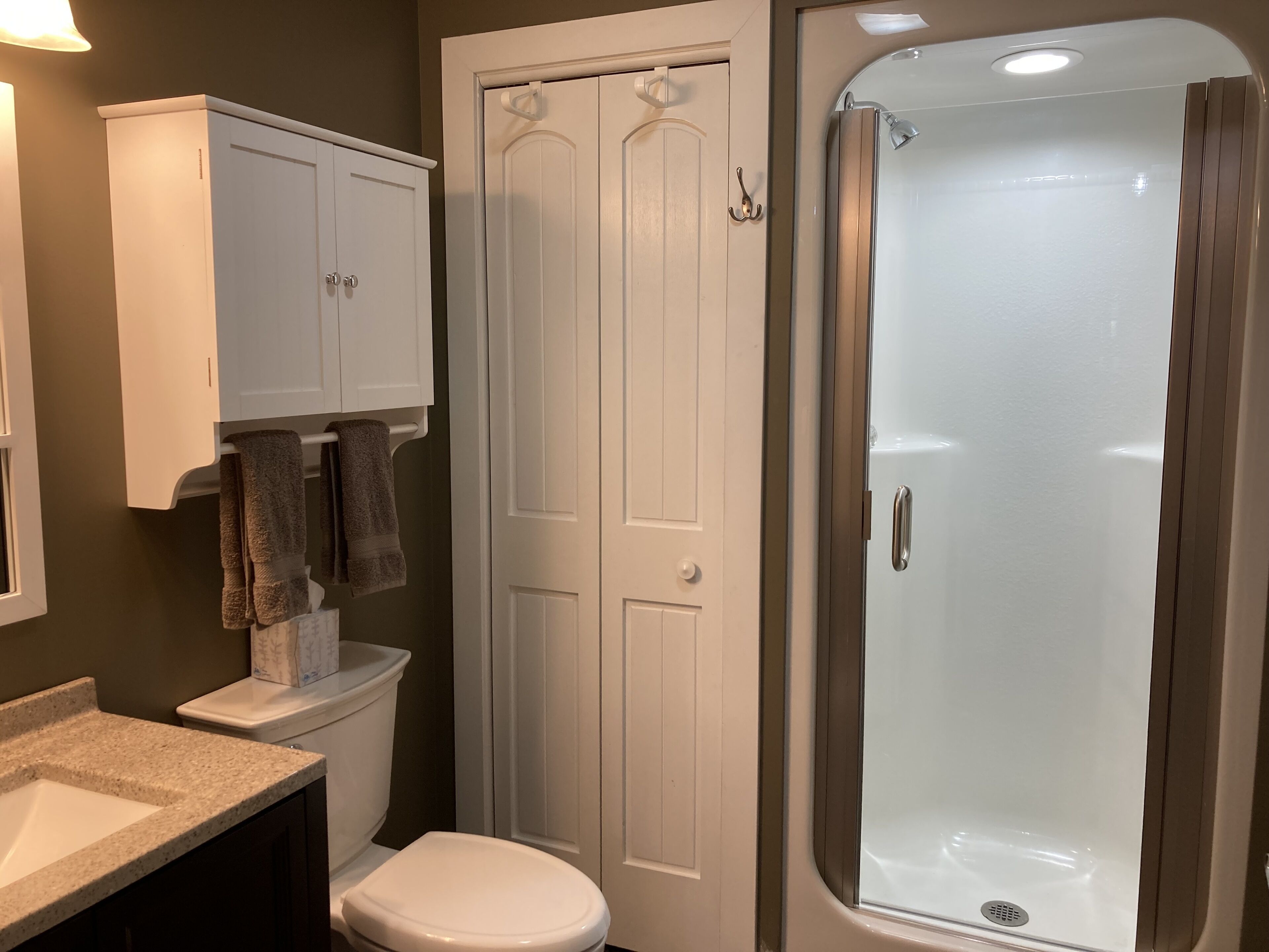 淋浴设施、吹风机、毛巾、肥皂