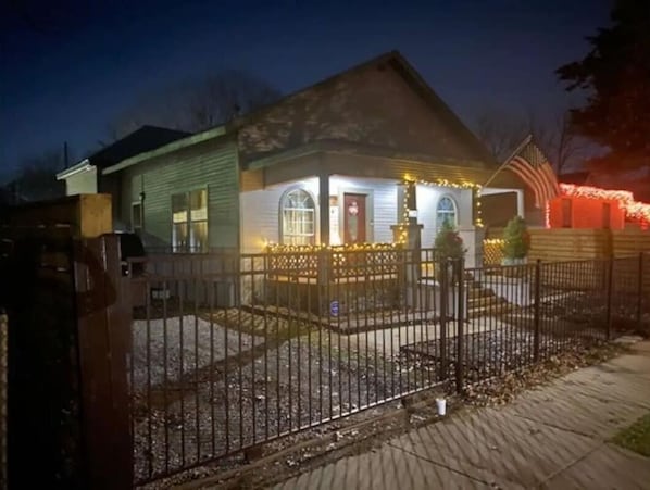 Exterior - StockYards!-1.5 blk away ! Cowboy Cottage sleeps 9, TCU close by (Fort Worth)