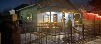 StockYards!-1.5 blk away ! Cowboy Cottage sleeps 9, TCU close by