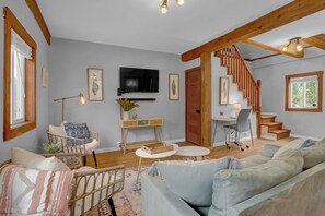 Smart TV - The Loft House ~ Downtown Location ~ Secluded Hot Tub  (Colorado Springs)