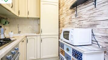 Frigorifero, microonde, piano cottura, lavastoviglie