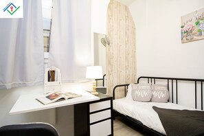 2 chambres, bureau, fer et planche à repasser, lit de bébé portatif
