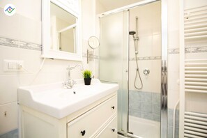 Douche, séchoir à cheveux, bidet, serviettes fournies