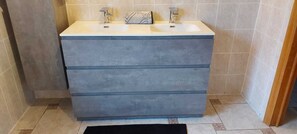 Bathtub, towels