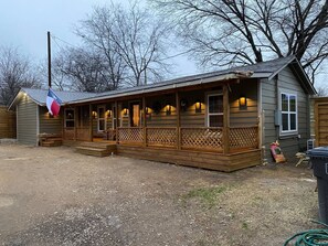 Exterior - Stockyards-Walk 1.5 Block to StockYards-Cowboy Cabin, TCU close by (Fort Worth)