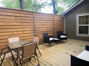 Outdoor dining - Stockyards-Walk 1.5 Block to StockYards-Cowboy Cabin, TCU close by (Fort Worth)