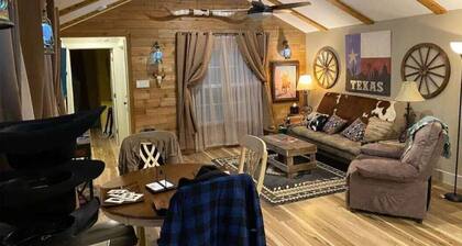 Stockyards-Walk 1 Block to StockYards-Cowboy Cabin, TCU close by