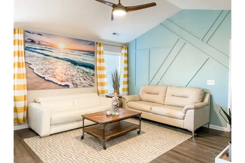Cheerful Coastal Cottage, Minutes to the Beaches