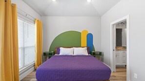3 habitaciones, escritorio y tabla de planchar con plancha 
