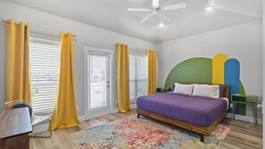 3 habitaciones, escritorio y tabla de planchar con plancha 