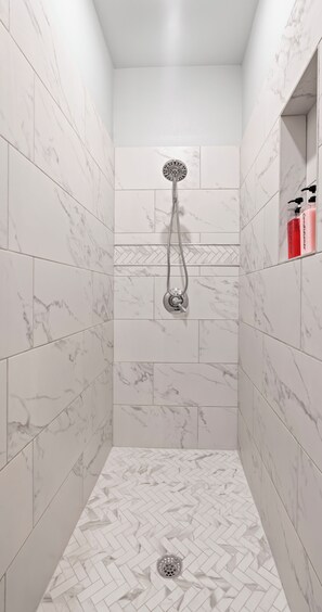 Duschwanne, Haartrockner, Bidet, Handtücher