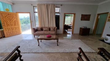 Dobbeltrom – deluxe | Oppholdsrom | En 32-tommers LCD-TV med kabel-kanaler samt TV