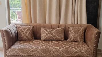 Deluxe Double Room | Living room