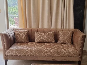 Deluxe Double Room | Living room | 32-inch LCD TV with cable channels, TV