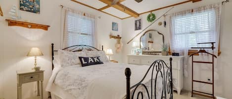 3 bedrooms, desk, iron/ironing board, WiFi