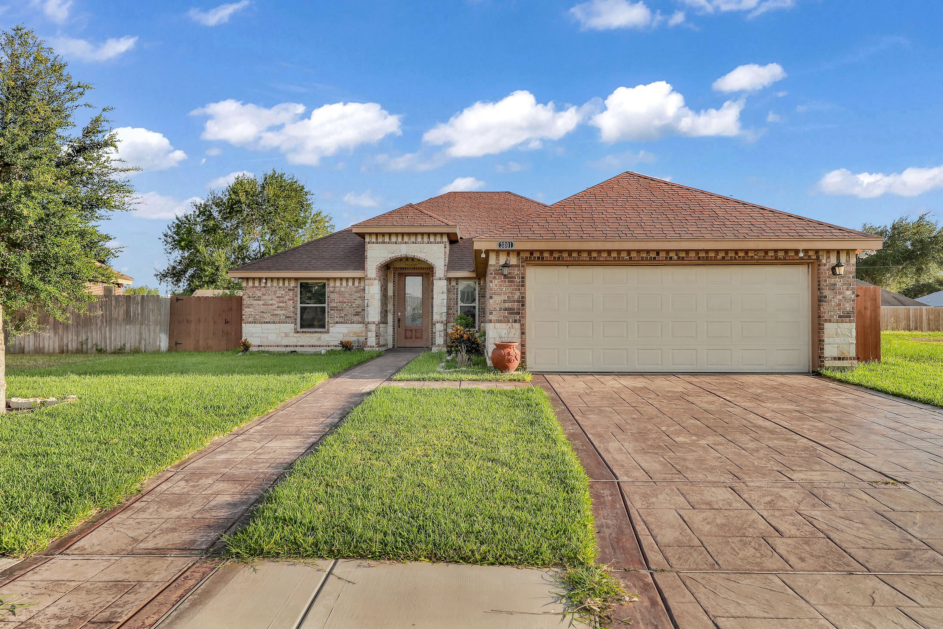 Comfy & Modern 2br Home in NW McAllen