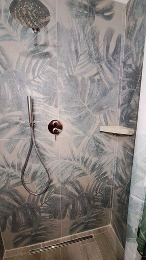 Dusche, Haartrockner, Bidet, Handtücher