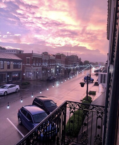 Historic Downtown Apartment! Walk to Casino/River!